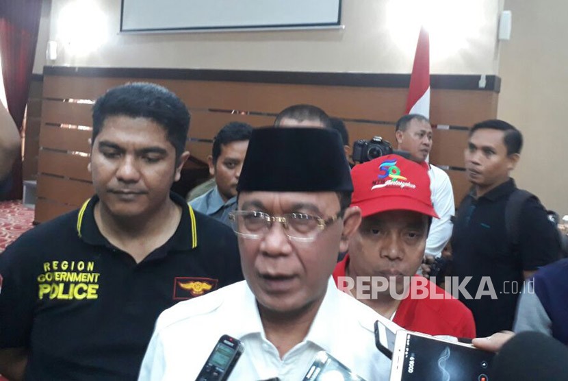 Wali Kota Mataram Ahyar Abduh dan Kepala Satpol PP Kota Mataram Bayu Pancapati memberikan penjelasan terkait tendangan 'kungfu' Wali Kota Mataram terhadap anggota Satpol PP di Kantor Wali Kota Mataram, NTB, Jumat (26/1).