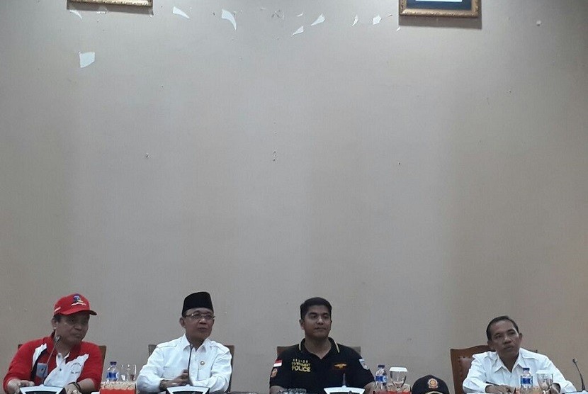 Wali Kota Mataram Ahyar Abduh (kedua dari kiri) dan Kepala Satpol PP Kota Mataram Bayu Pancapati (kedua dari kanan) memberikan penjelasan terkait tendangan 'kungfu' Wali Kota Mataram terhadap anggota Satpol PP di Kantor Wali Kota Mataram, NTB, Jumat (26/1).