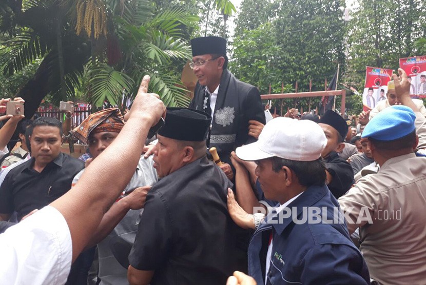 Wali Kota Mataram Ahyar Abduh (peci hitam) bersama pasangannya Wakil Ketua DPRD NTB Mori Hanafi (peci kuning) mendaftar Pilgub NTB di Kantor KPU NTB, Jalan Langko, Mataram, NTB, Rabu (10/1). 