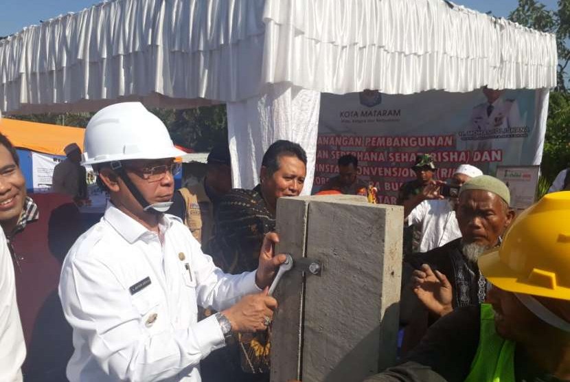 Wali Kota Mataram Ahyar Abduh secara resmi memulai pembangunan rumah instan sederhana sehat (Risha) dan rumah instan konvensional (Riko) di Lingkungan Pengempel Indah, Kelurahan Bertais, Kecamatan Sandubaya, Mataram, NTB, Rabu (3/10).  