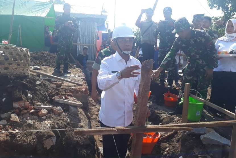 Wali Kota Mataram Ahyar Abduh secara resmi memulai pembangunan rumah instan sederhana sehat (Risha) dan rumah instan konvensional (Riko) di Lingkungan Pengempel Indah, Kelurahan Bertais, Kecamatan Sandubaya, Mataram, NTB, Rabu (3/10).