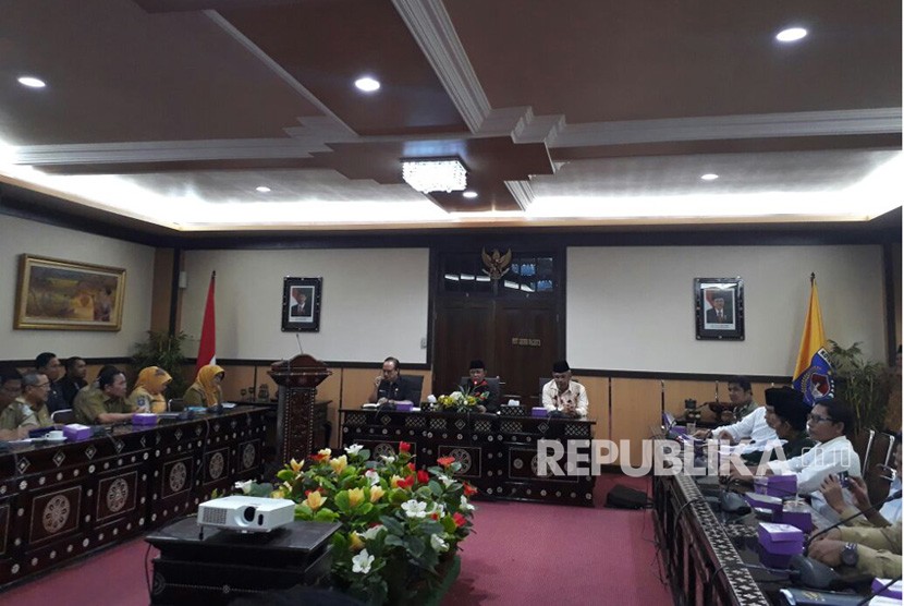 Wali Kota Mataram Ahyar Abduh (tengah) bersama Ketua PWNU NTB Taqiuddin (kanan) dalam rapat persiapan musyawarah nasional (munas) dan konferensi besar (konbes) Nadhlatul Ulama (NU) 2017 di Kantor Wali Kota Mataram, Selasa (31/10).