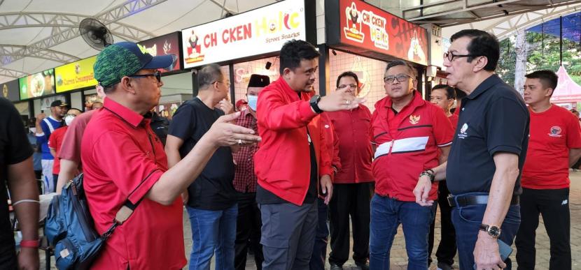 Wali Kota Medan Bobby Nasution dalam percakapan selain membahas UMKM di sektor kuliner bersama sejumlah politisi PDIP.