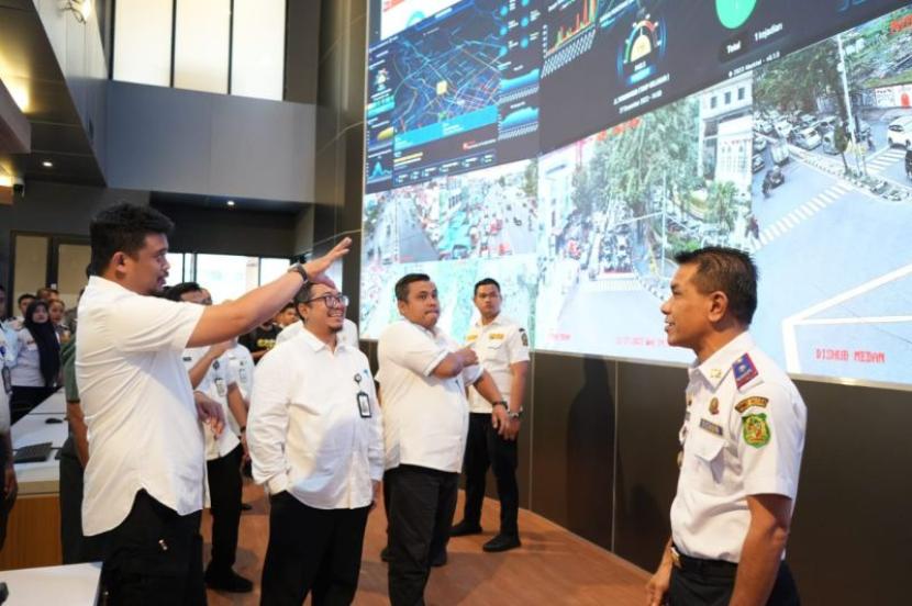 Wali Kota Medan Bobby Nasution (kanan) sedang memantau monitor cctv usai meresmikan cc room its di Medan, Rabu (27/12/2023).