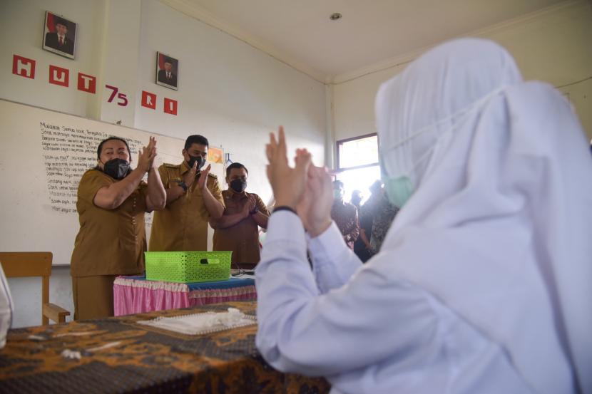 Wali Kota Medan Bobby Nasution (kedua kiri) memberikan salam kepada sejumlah guru saat meninjau pembelajaran tatap muka (PTM) di SMP Negeri 3 Medan, Teladan Timur, Kota Medan, Sumatra Utara, Senin (11/10/2021). PTM untuk sekolah dasar negeri akan dimulai pada pekan depan.