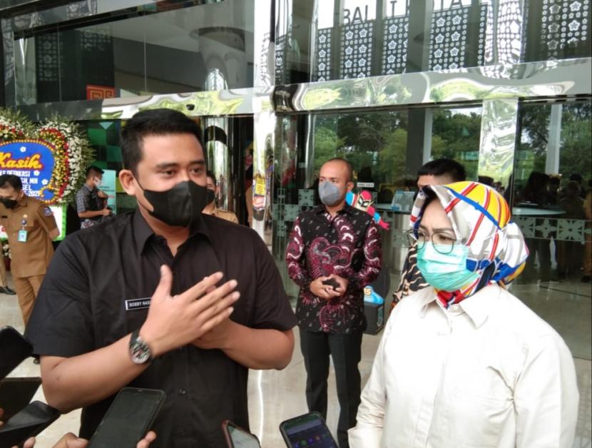Wali Kota Medan Bobby Nasution (kiri) 