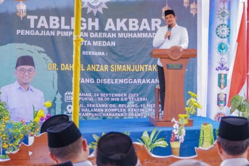 Wali Kota Medan Bobby Nasution menyampaikan sambutan saat menghadiri tabligh akbar pengajian PD Muhammadiyah Kota Medan, Ahad (25/9/2023). 