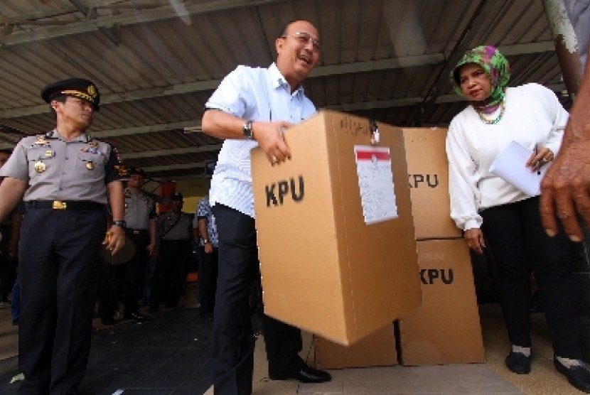  Wali Kota Medan Dzulmi Eldin (tengah) mengangkat kotak suara ke truk untuk didistribusikan di Medan, Sumut, Ahad (6/7). 