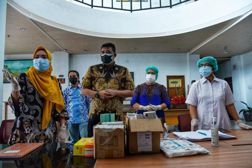 Wali Kota Medan Muhammad Bobby Nasution (kedua dari kiri) mengatakan stok vaksin Covid-19 di Medan hanya tersisa 20 ribu stok.