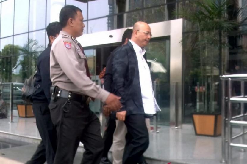 Wali Kota Medan nonaktif Dzulmi Eldin yang terjerat kasus suap dibawa ke gedung KPK, Jakarta.