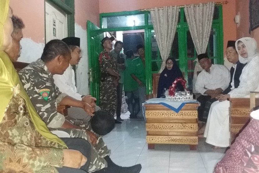 Wali Kota Mojokerto Ika Puspitasari mengisi malam pergantian tahun dengan bersilaturahim ke rumah Riyanto, anggota Banser NU yang wafat 18 tahun lalu.