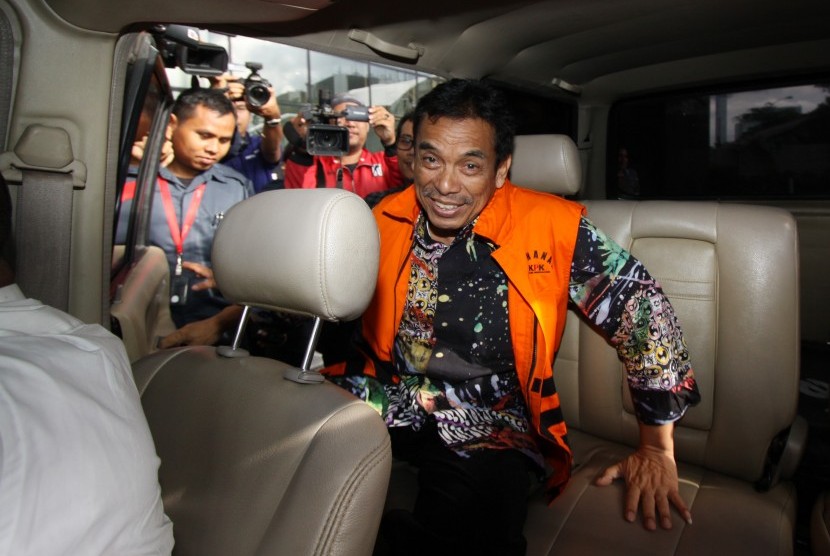 Wali Kota nonaktif Madiun Bambang Irianto masuk ke dalam kendaraan tahanan seusai menjalani pemeriksaan di Gedung Merah Putih KPK, Jakarta, Rabu (8/2).