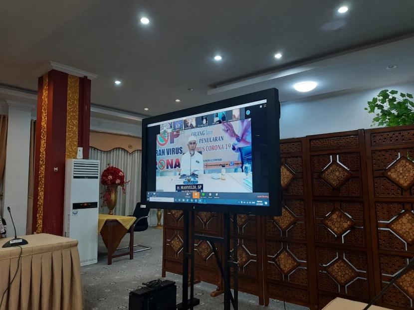 Wali Kota Padang H Mahyeldi Ansharullah mengawali Tadarus Alquran secara online bersama pelajar SMPN 26 Padang, Ahad (3/5).