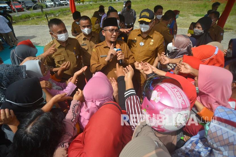 Wali Kota Padang, Hendri Septa (tengah). Wali Kota Padang Hendri Septa terpilih sebagai petugas haji 2022