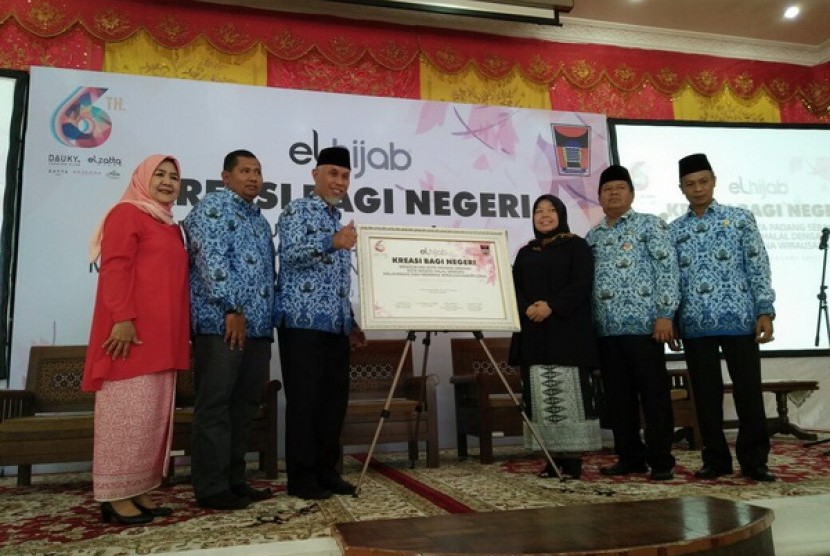 Wali Kota Padang Mahyeldi Ansharullah (ketiga kiri) dan CEO Elcorps Elidawati selepas penandatanganan kerja sama dukungan Kota Padang sebagai wisata halal, Selasa (17/1)