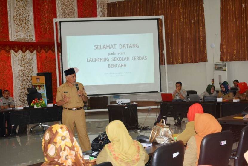 Wali Kota Padang Mahyeldi Ansharullah memberikan arahan kepada 300 kepala sekola SD dan SMP di Padang dalam peluncuran Sekolah Cerdas Bencana, Senin (31/7).