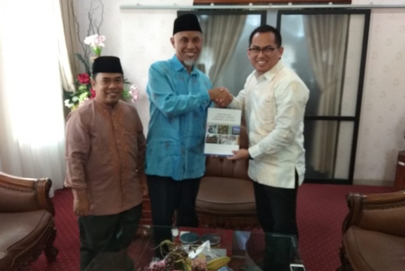 Wali Kota Padang, Mahyeldi Ansharullah (tengah), menerima masterplan pengembangan ekonomi syariah.