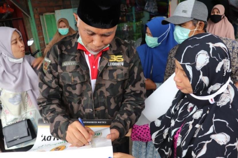 Wali Kota Padang Mahyeldi mendengarkan aspirasi para tunarungu dengan bahasa isyarat 