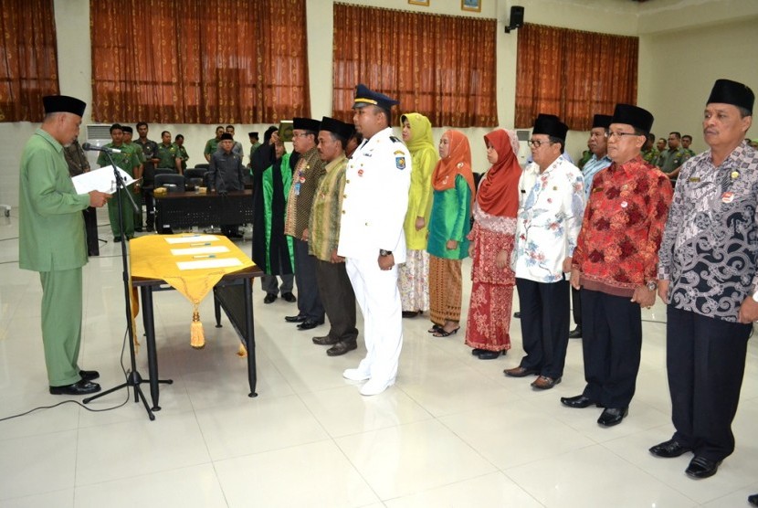  Wali Kota Padang melakukan pelantikan di depan seluruh pejabat yang dilantik dan undangan yang hadir di ruang Bagindo Azizchan, Balai Kota Padang. 