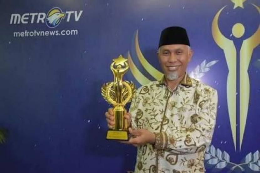 Wali Kota Padang yang sedang cuti Mahyeldi Ansharullah mendapat penghargaan Best Government Officer. 