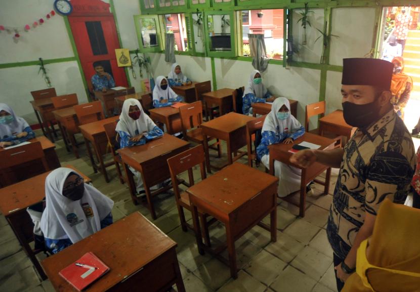 Aktivitas belajar tatap muka pertama di SMPN 1 Kota Padangpanjang, Sumatera Barat, Kamis (13/8/2020). Sekolah bisa dibuka kembali di zona hijau dan kuning dengan syarat protokol ketat agar siswa dan guru tidak terinfeksi Covid-19.