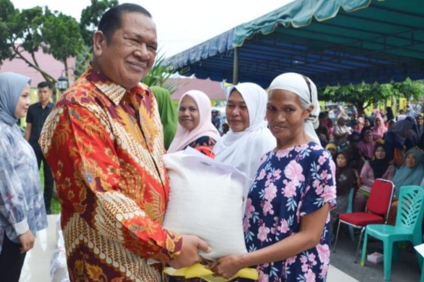Wali Kota Padangsidimpuan Irsan Efendi Nasution menyalurkan bantuan Baznas kepada masyarakat