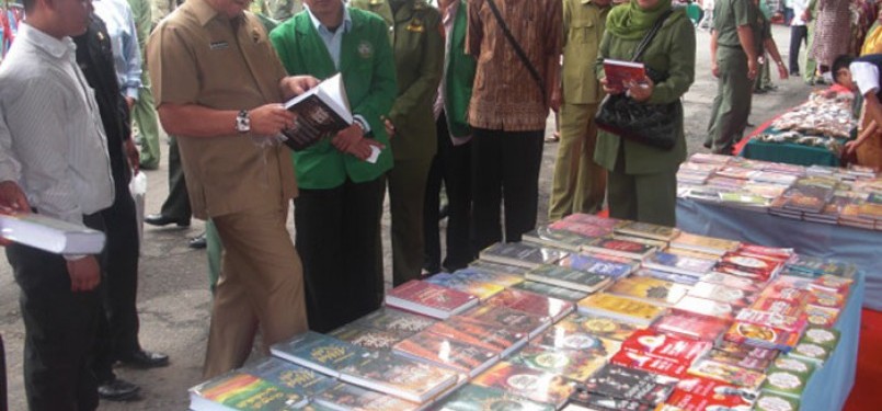 Wali Kota Palembang, Eddy Santana Putra, mengajak masyarakat terbiasa membaca buku. 