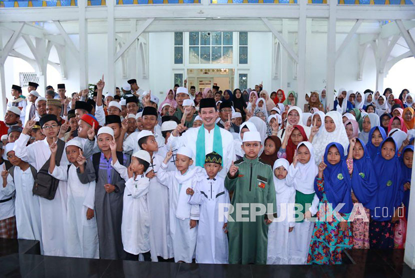  Wali kota Palembang Harnojoyo memperingati hari santri nasional 2017 di rumah dinas, Ahad (22/10) melepas ratusan hafiz untuk mengikuti wisuda akbar hafiz se-Sumatera Selatan.