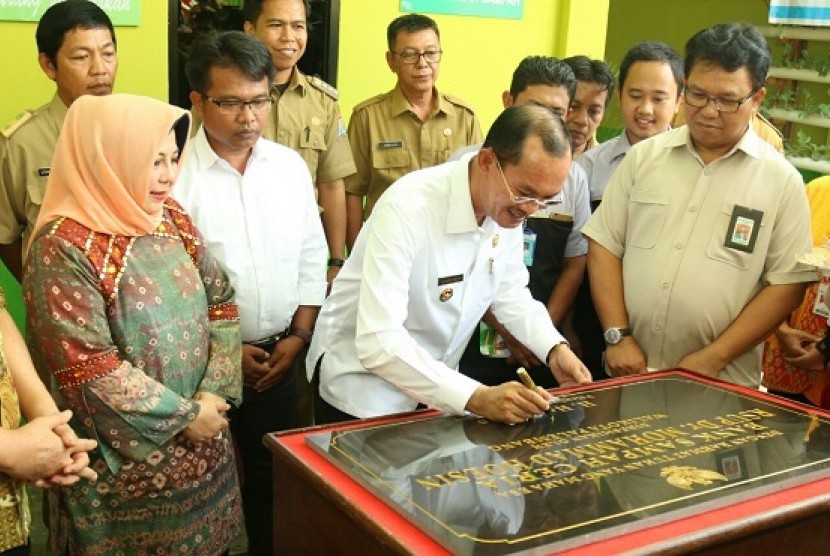 Wali Kota Palembang Harnojoyo, meresmikan berdirinya bank sampah di RS Mohammad Hoesin (RSMH), Palembangm Senin (16/10)