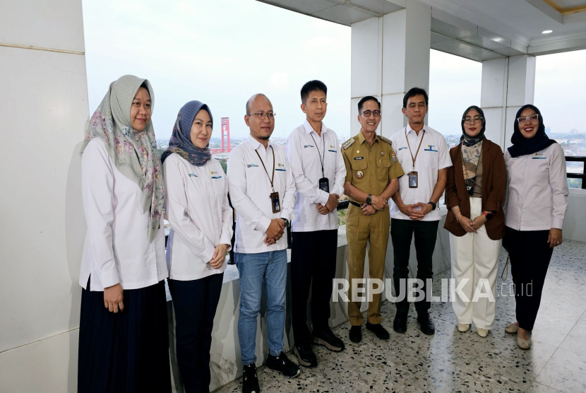 Wali Kota Palembang Ratu Dewa bersama tim PLN setempat.
