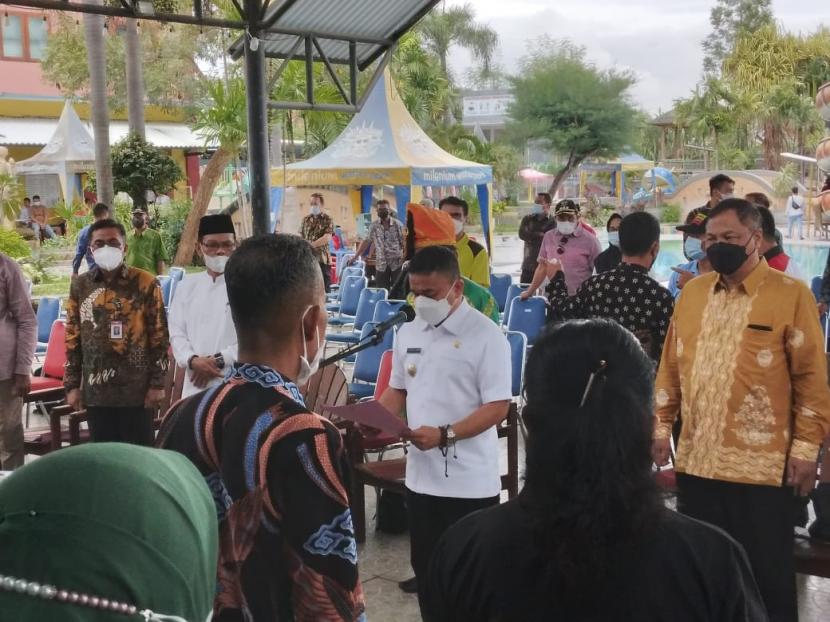  Wali Kota Palu Hadianto Rasyid (baju putih) disaksikan oleh sejumlah pejabat BPIP melantik pengurus FKUB dan FPK Kota Palu di Kota Palu, Jumat (18/6).