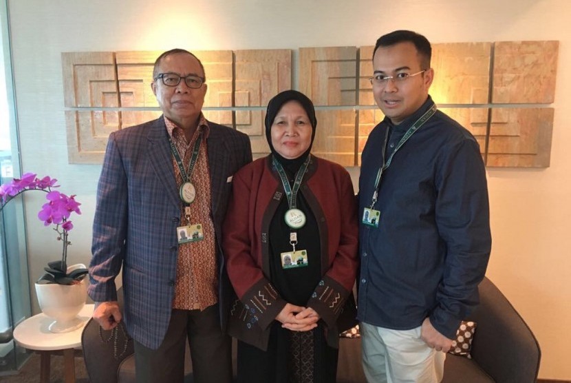 Wali Kota Pangkalpinang Muhammad Irwansyah (kanan) menjalankan umrah bersama kedua orang tuanya.