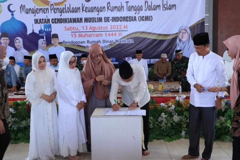 Wali Kota Prabumulih, Sumatera Selatan, Ridho Yahya dan Rektor Institut Agama Islam (IAI) Tazkia, Murniati Mukhlisin menandatangani kesepakatan kerja sama. 