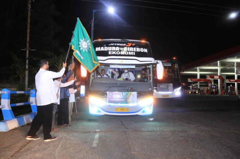 Wali Kota Probolinggo, Habib Hadi Zainal Abidin melepas kafilah Pimpinan Daerah Muhammadiyah Kota Probolinggo pada Jumat (18/11/2022) malam WIB, menuju Muktamar ke-48 Kota Surakarta.