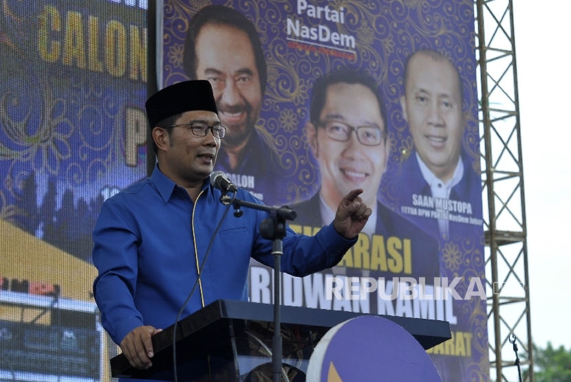 Wali Kota Ridwan Kamil memberikan sambutan didepan kader saat menghadiri acara deklarasi dukungan Partai Nasdem untuk Ridwan Kamil sebagai calon Gubernur Jawa Barat di Lapangan Tegalega, Kota Bandung, Ahad (19/3).