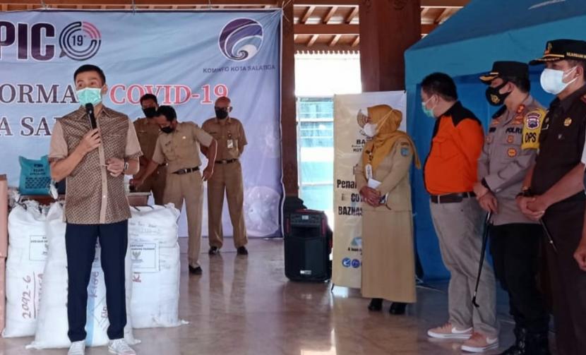Wali Kota Salatiga, H Yuliyanto SE MM saat menerima bantuan dukungan penanganan Covid-19 dari pihak swasta, Baznas dan BUMD, di pendopo rumah dinas Wali Kota Salatiga, Senin (19/7).