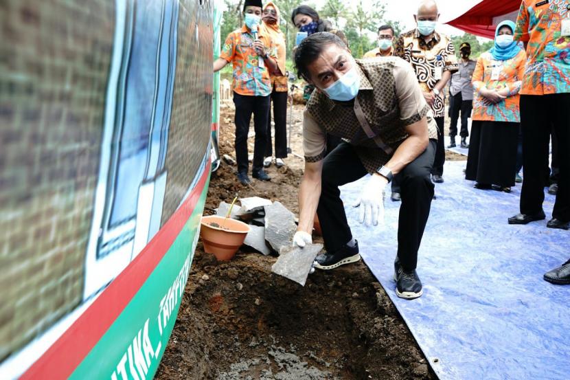 Wali Kota Salatiga, Yuliyanto melakukan peletakan batu pertama guna menandai dimulainya proses pembangunan pesantren Daar Al-Qur