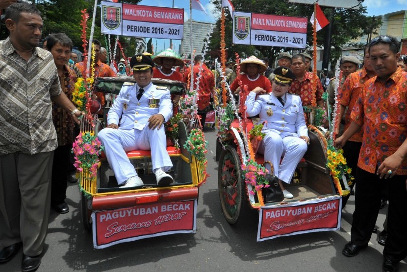 Wali Kota Semarang Hendrar Prihadi bersama Wakilnya Hevearita Gunaryanti naik becak menuju Balai Kota Semarang, usai mengikuti pelantikan bupati dan wali kota yang terpilih dalam  Pilkada serentak tahun 2015, di Lapangan Pancasila Semarang, Rabu (17/2)