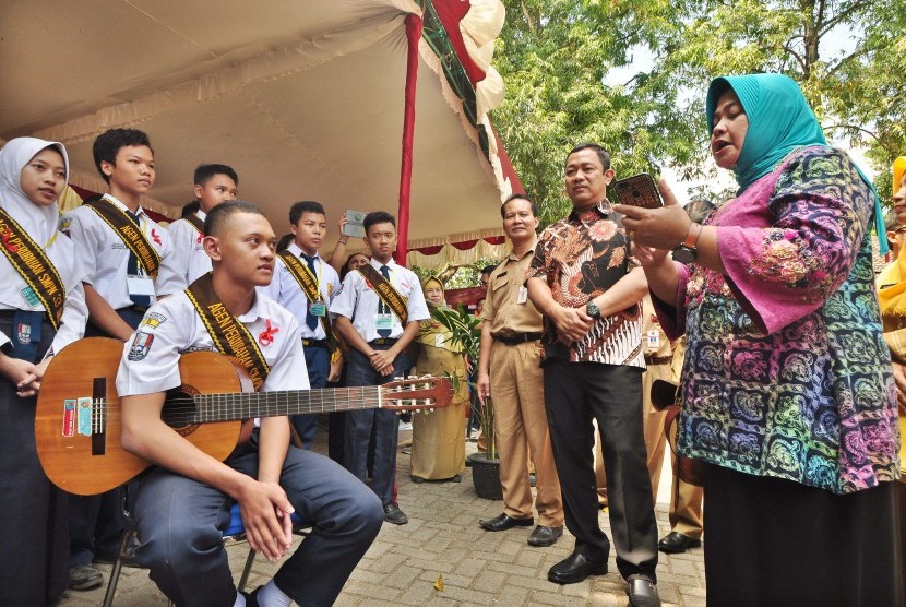 Wali Kota Semarang, Hendrar Prihadi (dua dari kanan) bersama Asisten Deputi (Asdep) Pemenuhan Hak Anak Atas Pendidikan, Kreativitas dan Budaya, Kementeria PPPA, Dra Elvi Hendriani (paling kanan), menyambangi siswa Agen Perubahan, saat mengunjungi Sekolah Ramah Anak SMPN 33 Semarang.