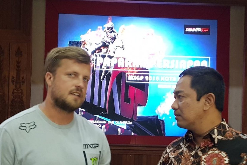 Wali Kota Semarang, Hendrar Prihadi (kanan) berbincang dengan utusan penyelenggara Seri Kejuaraan Dunia Motokros (MXGP), di Semarang.