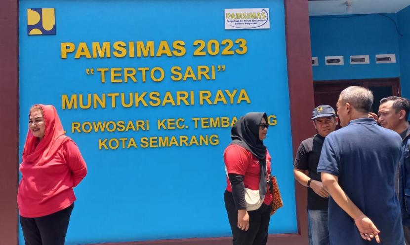 Wali Kota Semarang, Hevearita Gunaryanti Rahayu (kiri), meninjau fasilitas Pamsimas bantuan Kementerian PUPR, di lingkungan Muntuksari, Kota Semarang.