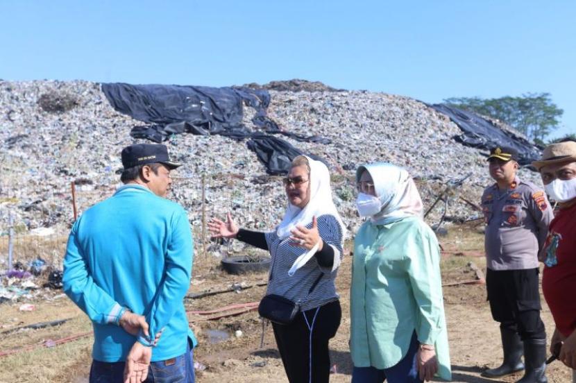 Wali Kota Semarang Hevearita Gunaryanti Rahayu memantau proses pendinginan bekas kebakaran TPA Jatibarang yang dilakukan dengan water bombing, Ahad (24/9/2023). 