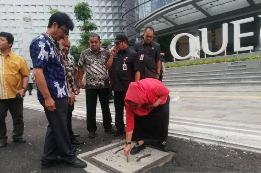 Wali Kota Semarang Hevearita Gunaryanti Rahayu saat mengecek kondisi penutup saluran air di Jalan Pemuda, Semarang, Selasa (2/1/2024). 