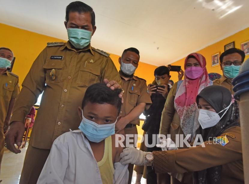 Wali Kota Serang Syafrudin bersama murid SD yang mendapat suntikan vaksin Covid-19 di Kampung Curug, Kota Serang, Banten, Senin (21/2/2022). 