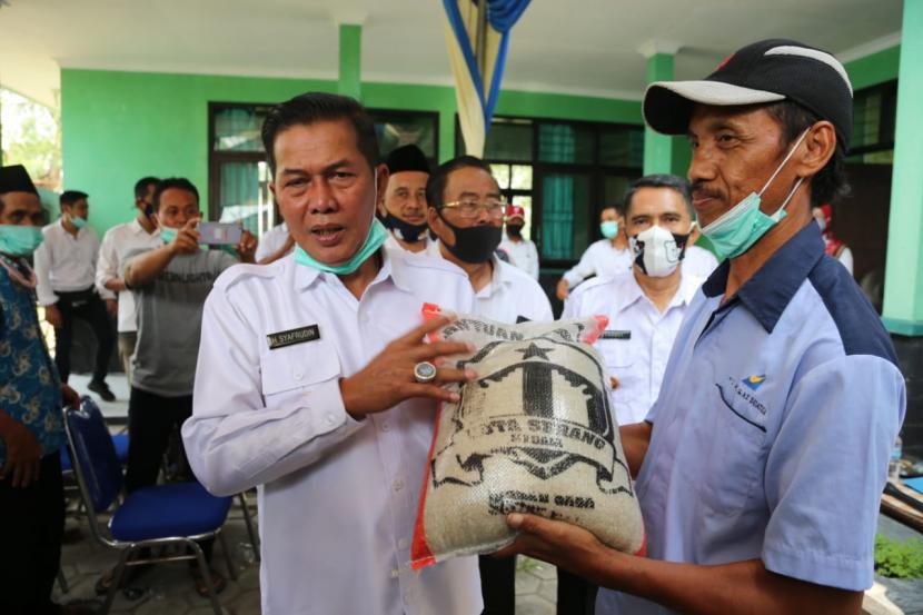 Wali Kota Serang Syafrudin saat memberikan bantuan pangan stimulus bagi para petani di Kecamatan Kasemen, Rabu (12/8)