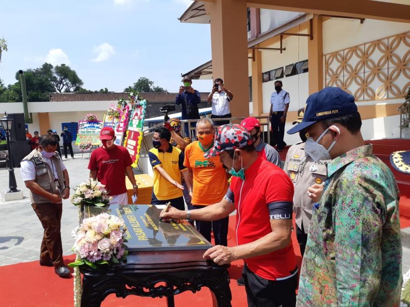 Wali Kota Solo FX Hadi Rudyatmo menandatangani prasati peresmian Pasar Klewer Timur, Jumat (6/11).