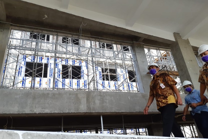 Wali Kota Solo, FX Hadi Rudyatmo, meninjau pembangunan Rumah Sakit Umum Daerah (RSUD) Semanggi, Selasa (16/10). Progres pembangunan RSUD Semanggi mencapai 51 persen. Rencananya, RSUD Semanggi akan dioperasionalkan pada Agustus 2019. 