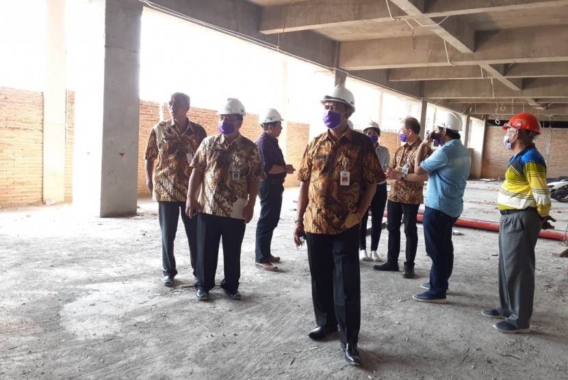 Wali Kota Solo, FX Hadi Rudyatmo, meninjau pembangunan Rumah Sakit Umum Daerah (RSUD) Semanggi, Selasa (16/10). Progres pembangunan RSUD Semanggi mencapai 51 persen. Rencananya, RSUD Semanggi akan dioperasionalkan pada Agustus 2019. 