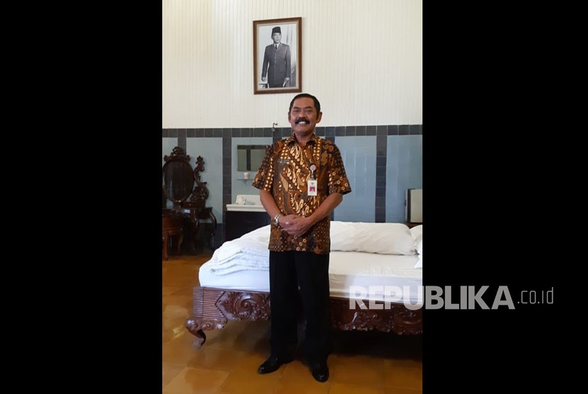 Wali Kota Solo FX Hadi Rudyatmo saat menunjukkan kamar Presiden pertama RI Ir Soekarno di bagian depan bangunan Rumah Dinas Wali Kota Solo atau Loji Gandrung.