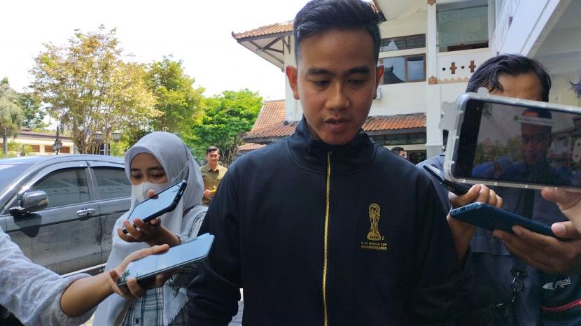  Wali Kota Solo Gibran Rakabuming mengenakan jaket berlogo Piala Dunia U20 Indonesia 2023, Rabu (29/3/2023). Gibran sebut renovasi Stadion Mahanan tetap sesuai kontrak meski Piala Dunia batal.